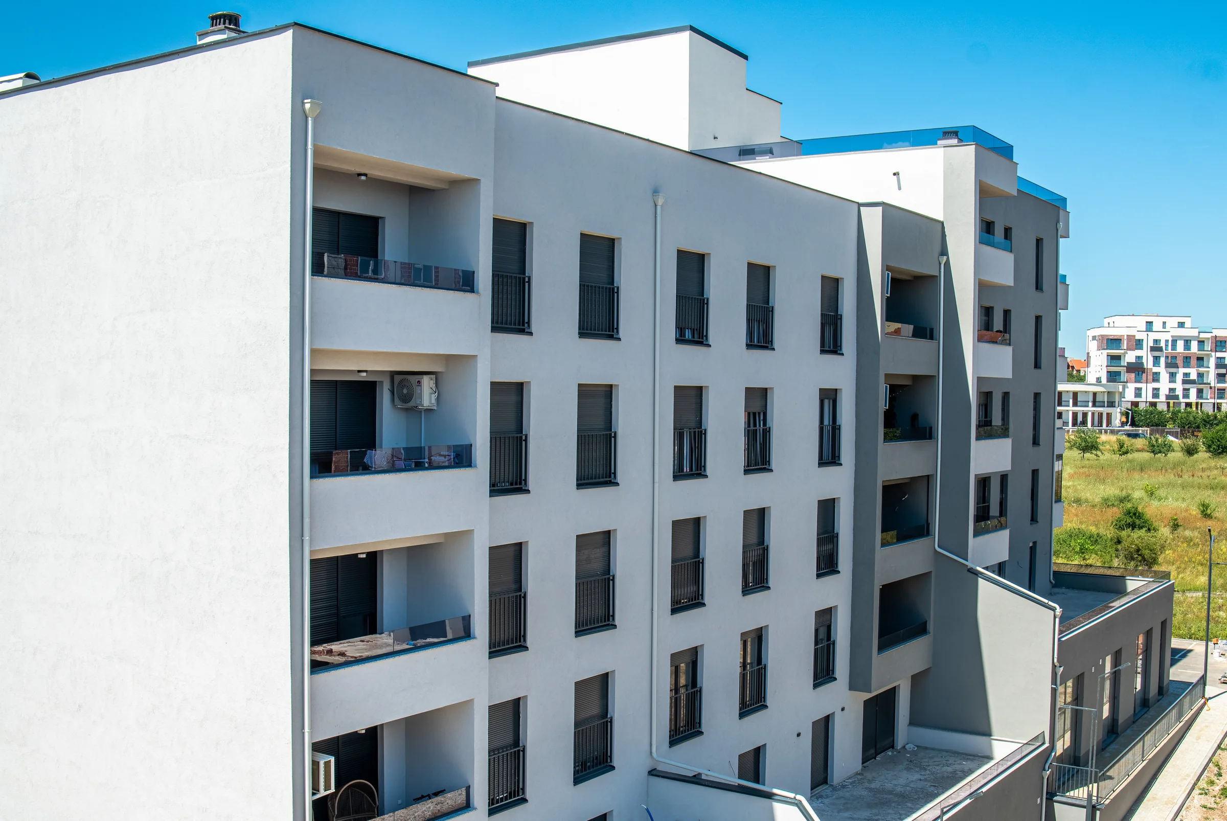 Glas und Fenster an einem modernen Gebäude